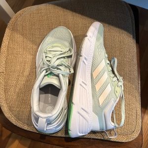 Adidas bounce sneaker size 8 womens